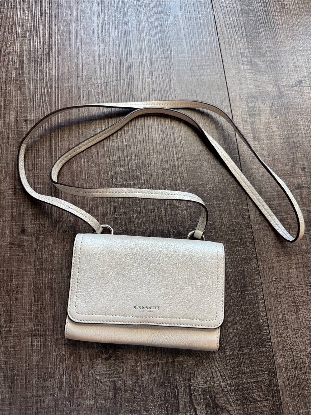 COACH CROSSBODY WALLET IN PEARLESCENT CHALK PEBBLED LEATHER